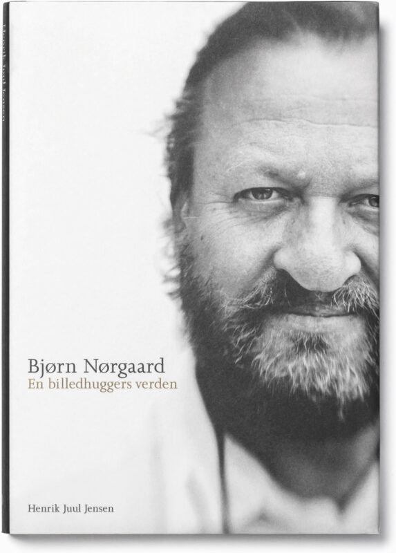 Bjorn Norgaard autobiography En billedhuggers verden bookcover. Graphic design by Anders Peter Mejer Design